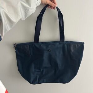 Navy blue Lululemon tote bag   zipper close